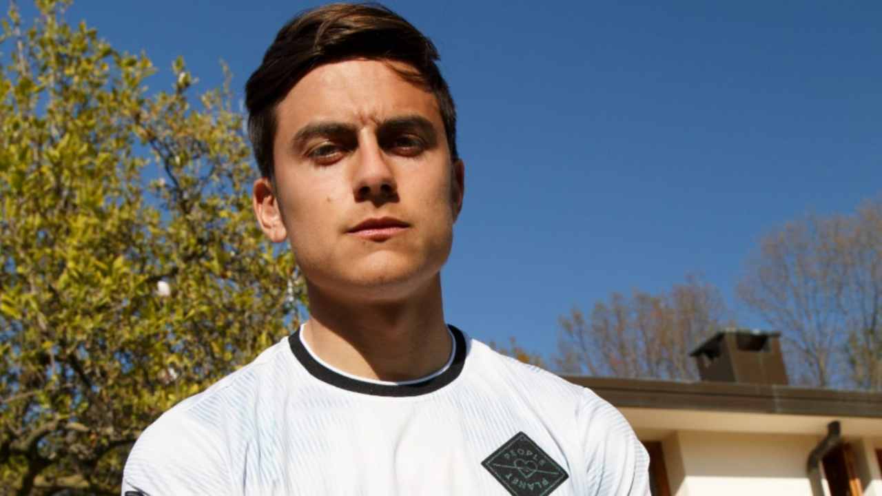 Dybala guarda serio davanti a sé