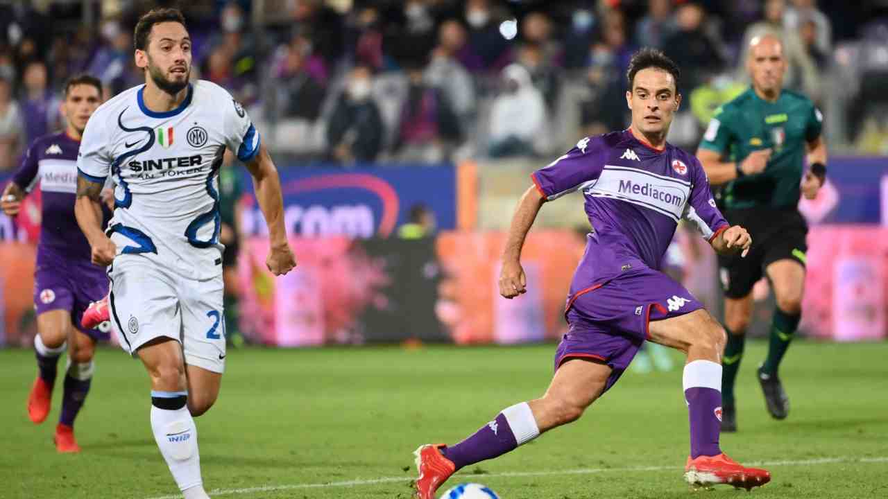 Bonaventura e Calhanoglu corrono verso il pallone Serie A