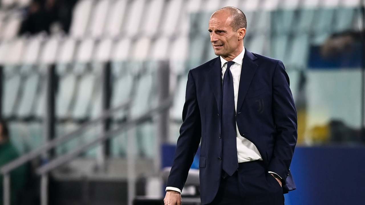 Allegri con la mano in tasca bordocampo Juve