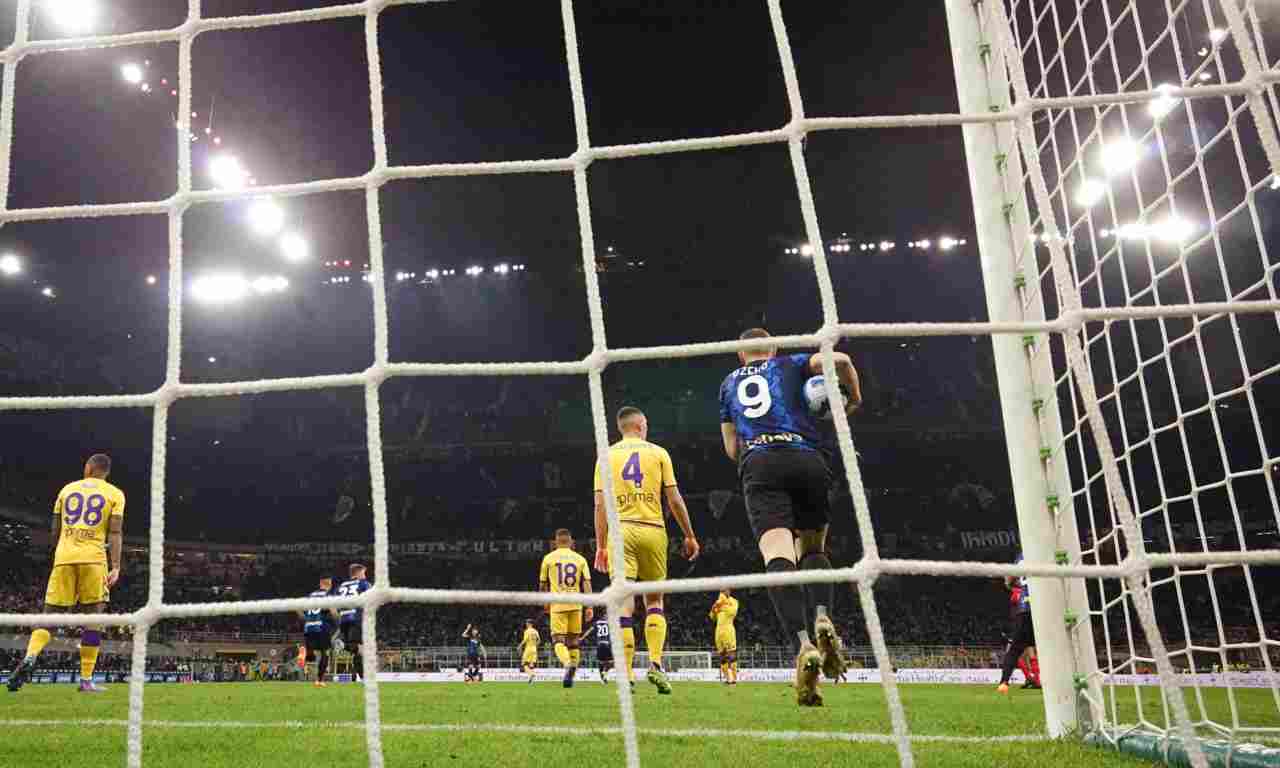 Dzeko prende il pallone 