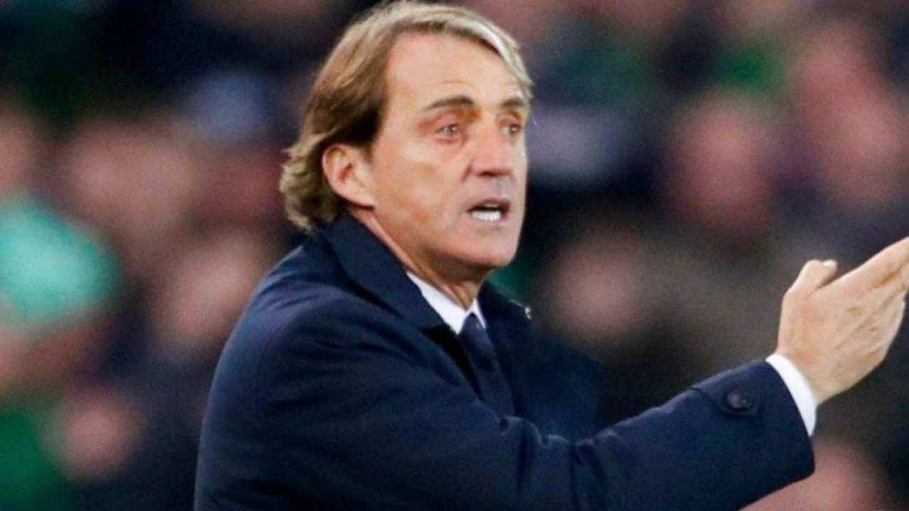 Mancini commosso indica con la mano Italia