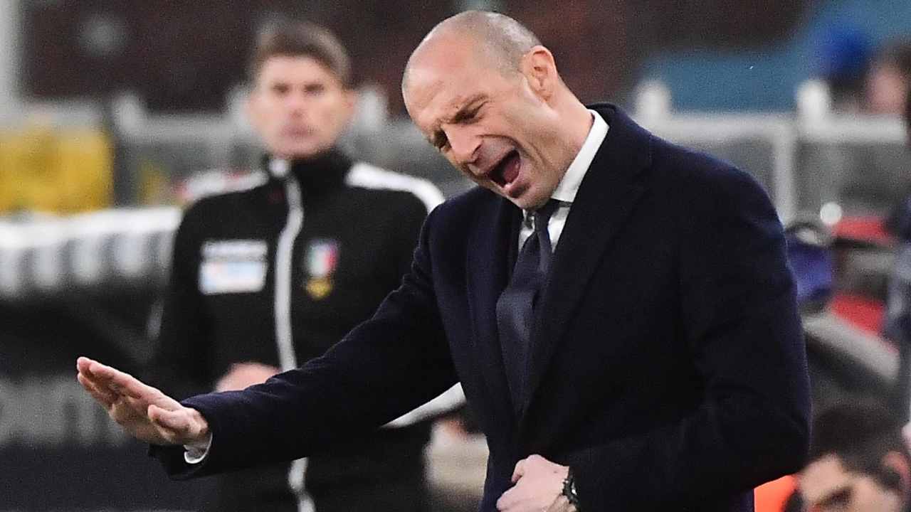 Allegri fa gesto di stare calmi con la mano Juventus