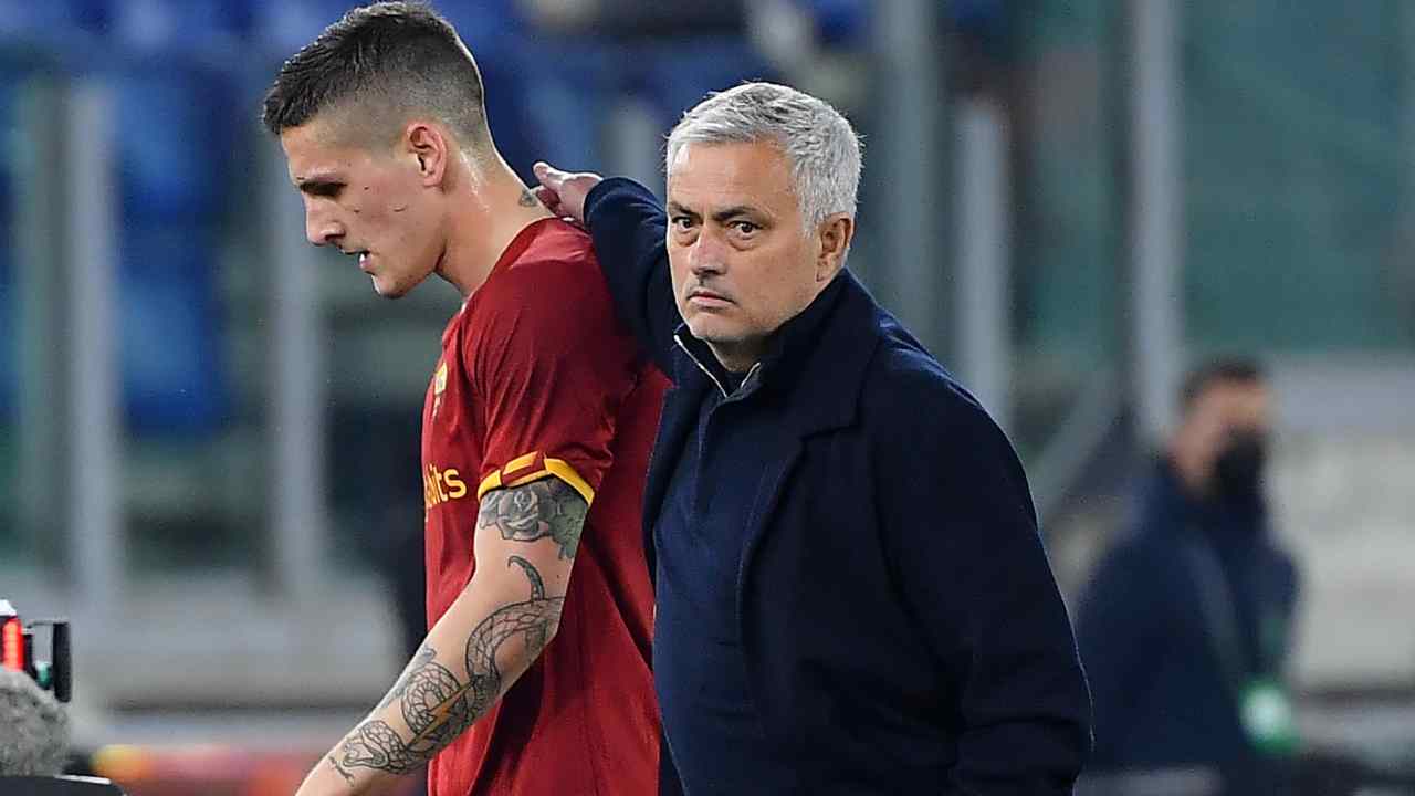 Mourinho affranto dà una pacca sulla spalla a Zaniolo