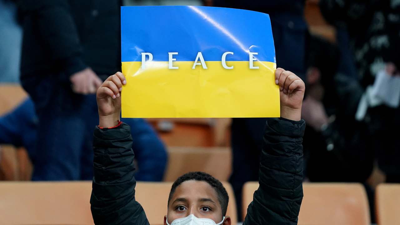 Bandiera Ucraina tra le mani di un piccolo tifoso