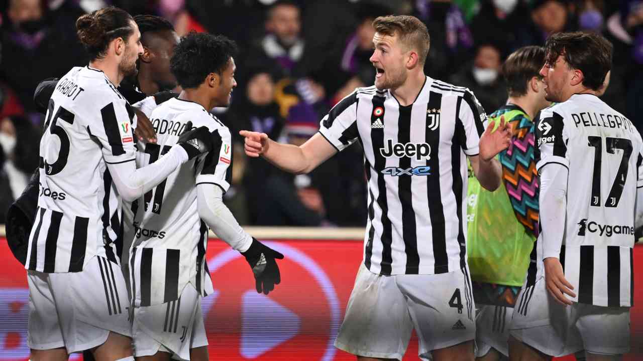 Cuadrado esulta coi suoi compagni