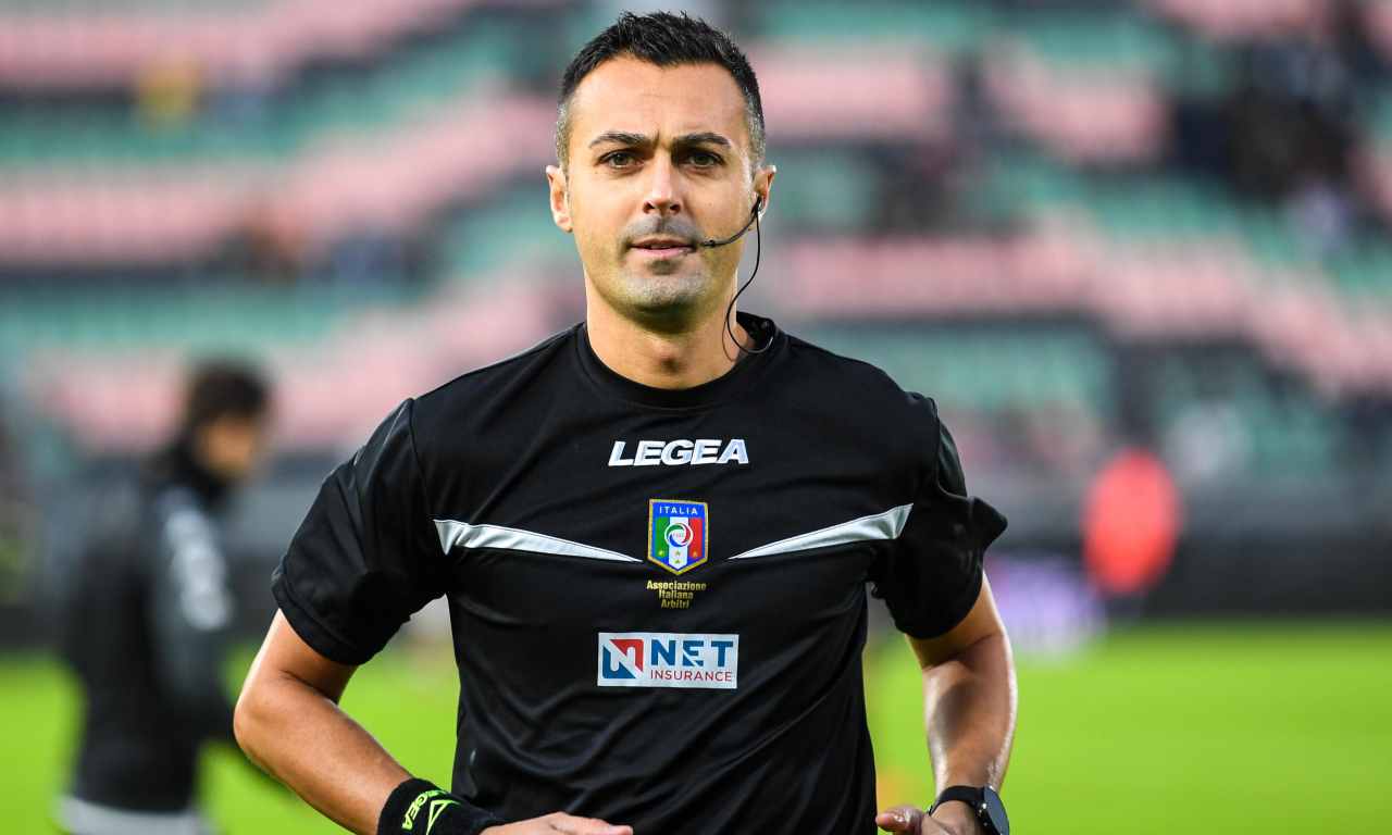 L'arbitro Di Bello corre