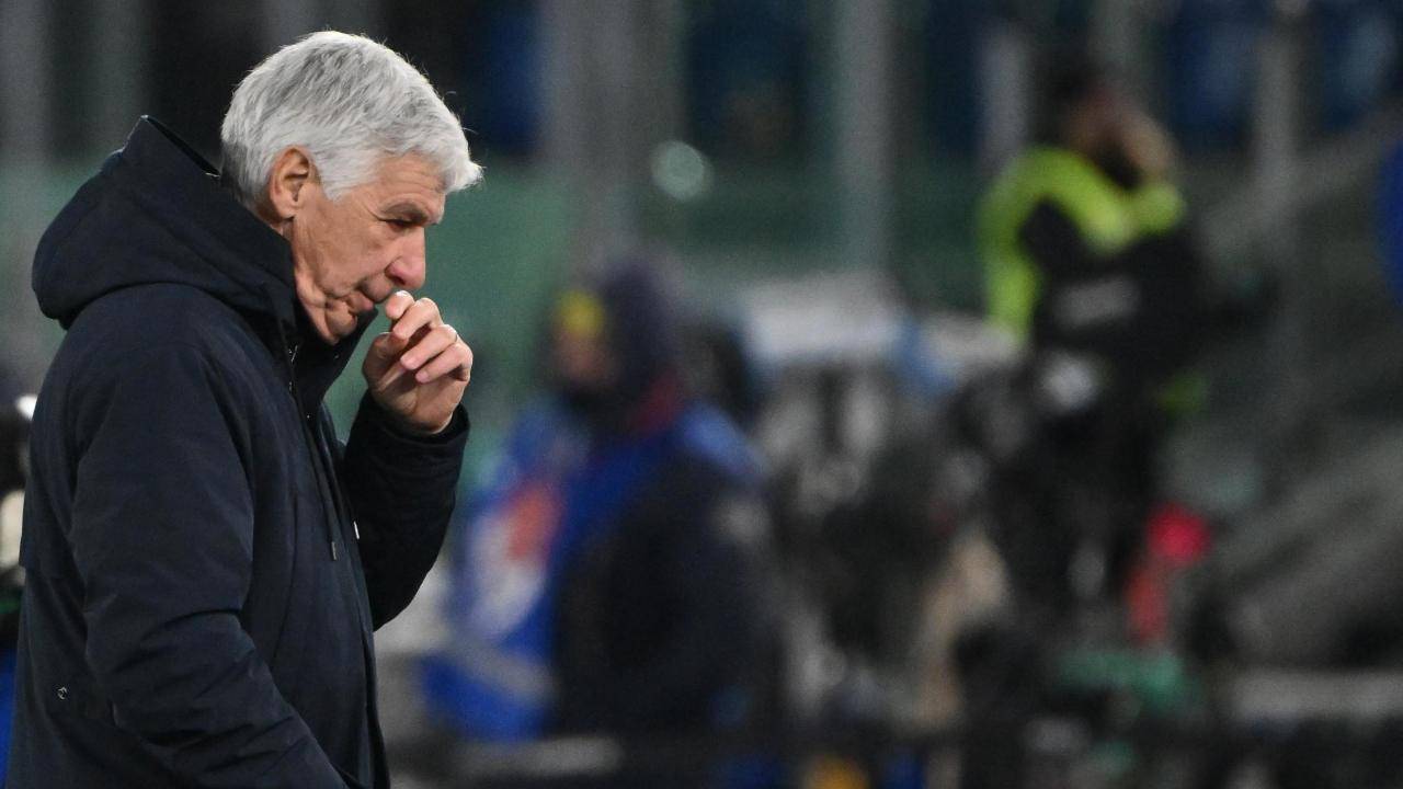 Gasperini pensieroso durante il match con la Roma