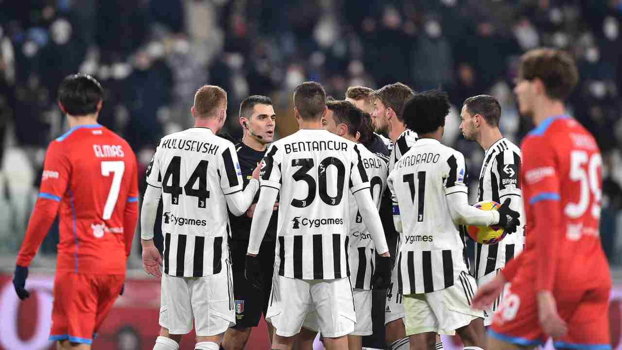 Juve-Napoli, i bianconeri protestano con l'arbitro