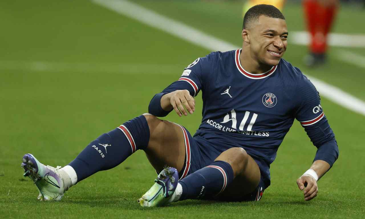 Mbappé seduto in campo