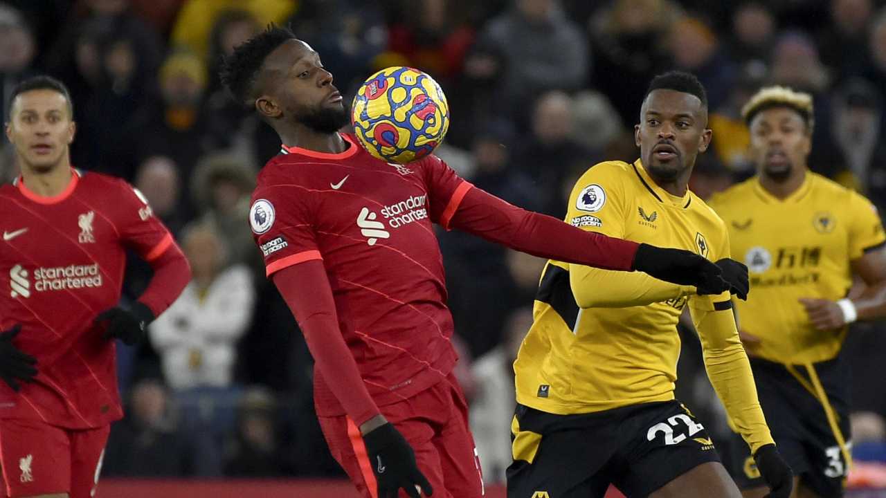 Origi controlla la palla, Semedo in contrasto