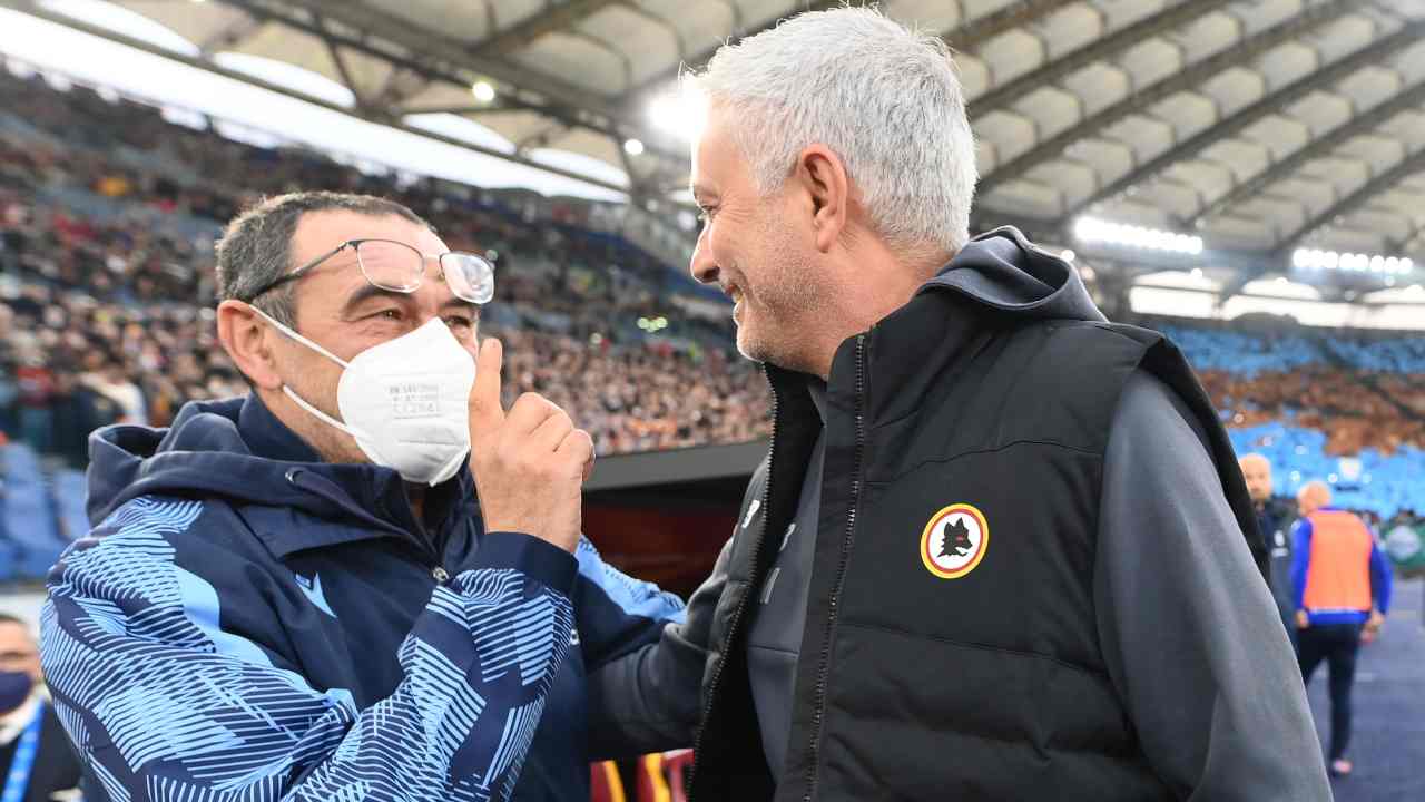 Il saluto tra Sarri e Mourinho