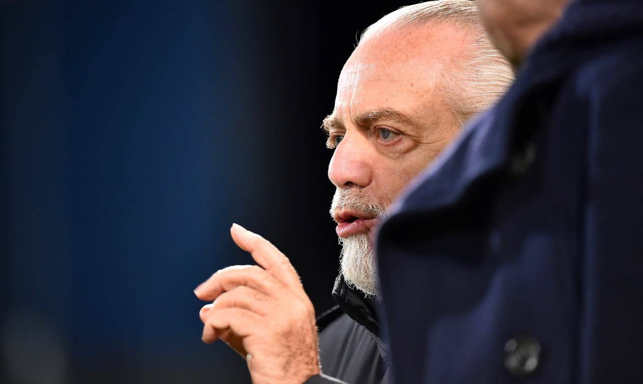 De Laurentiis mentre parla