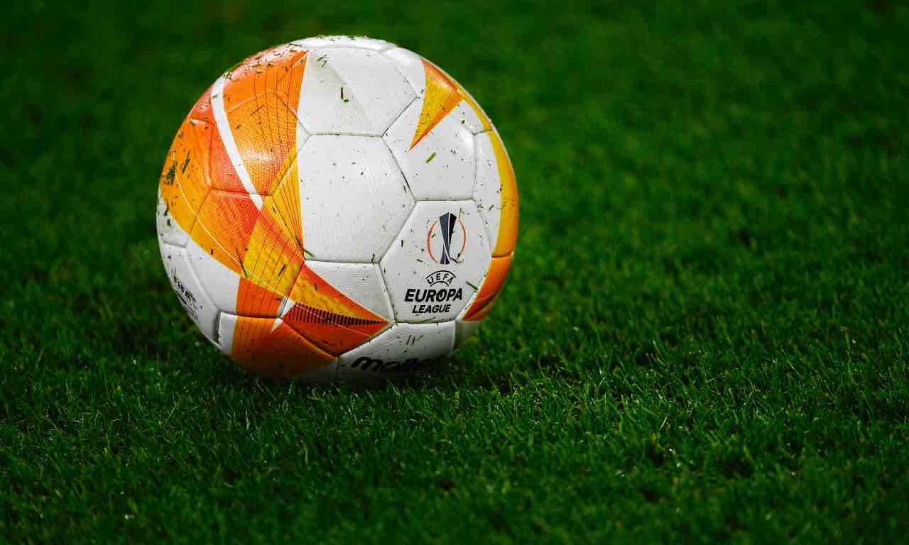 Il pallone dell'Europa League in campo 