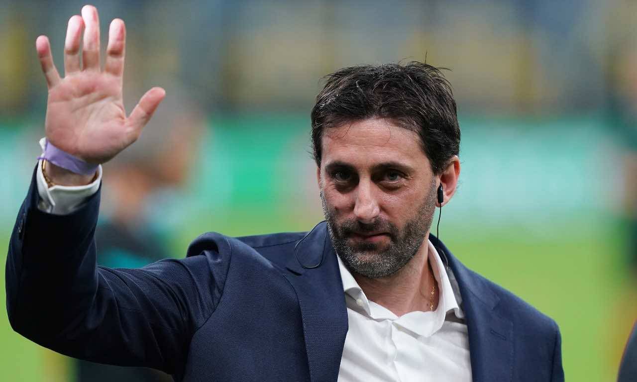 Diego Milito saluta i tifosi