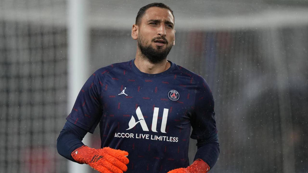 Gianluigi Donnarumma durante il riscaldamento