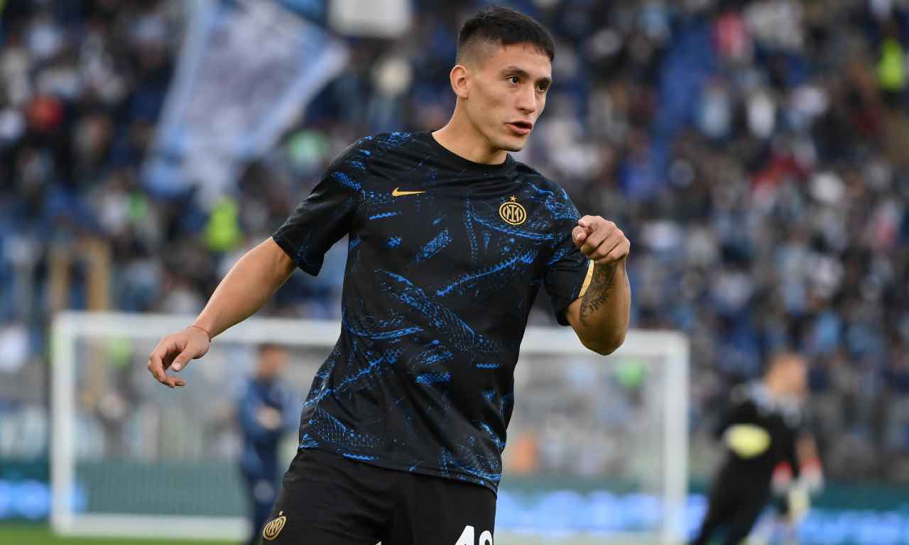 Martin Satriano con la maglia dell'Inter