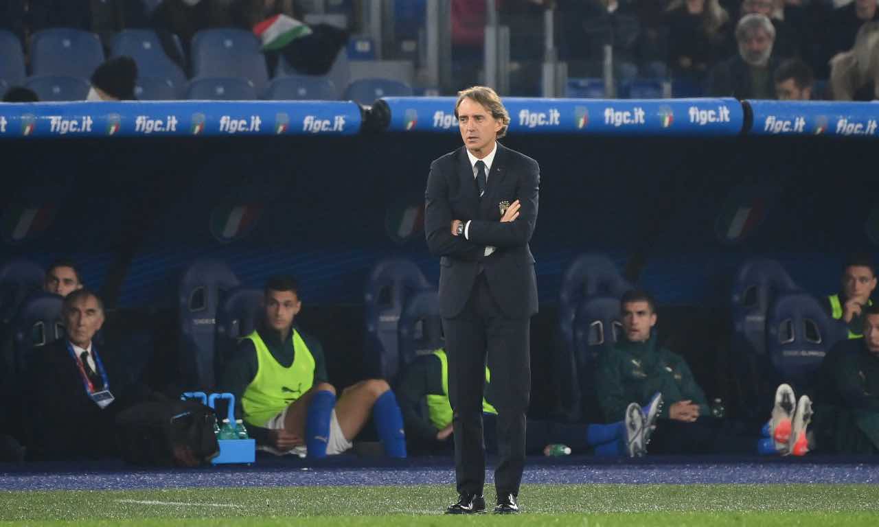 Roberto Mancini in piedi davanti alla panchina