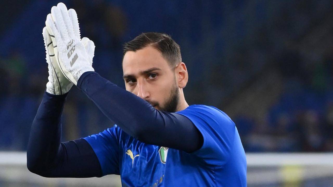 Gigio Donnarumma applaude