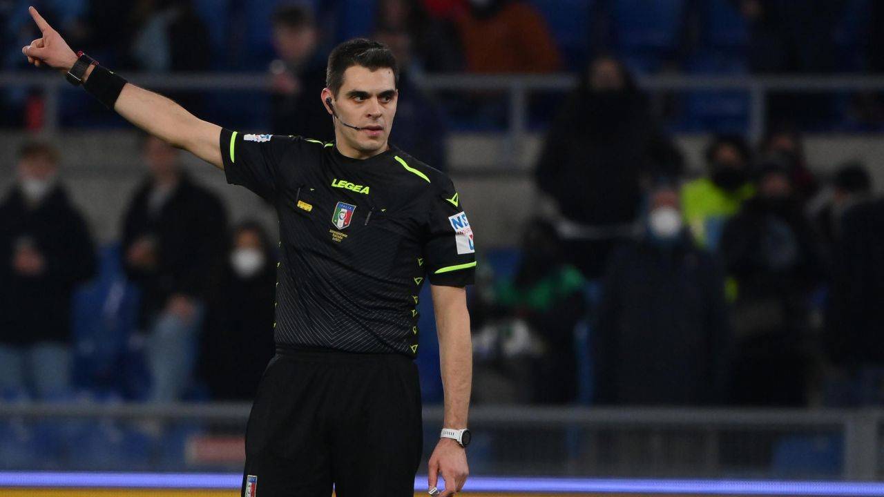 Simone Sozza arbitra il match