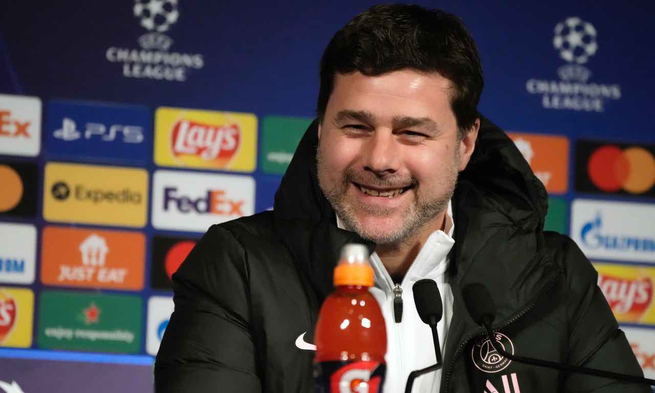 Pochettino sorridente in conferenza stampa 