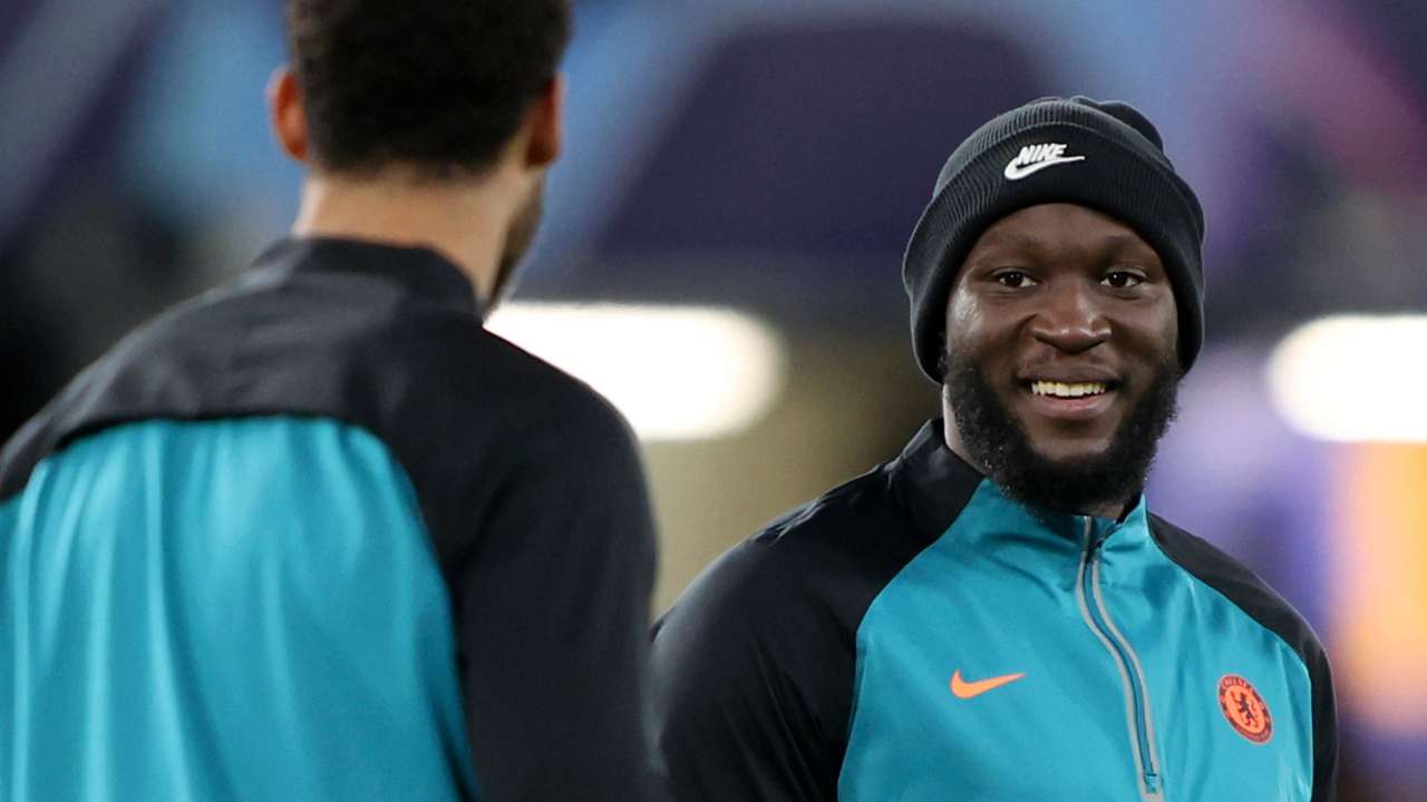 Lukaku sorride durante il riscaldamento Chelsea