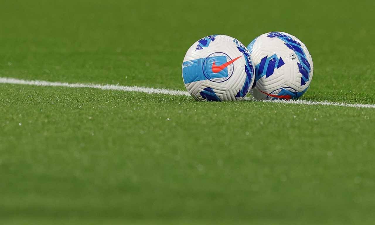 Il pallone della Serie A in campo