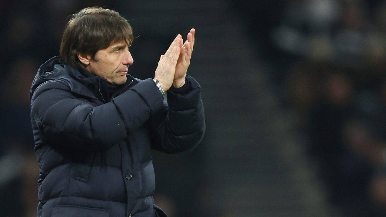 Antonio Conte applaude