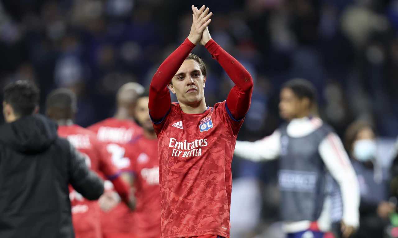 Maxence Caqueret applaude in campo