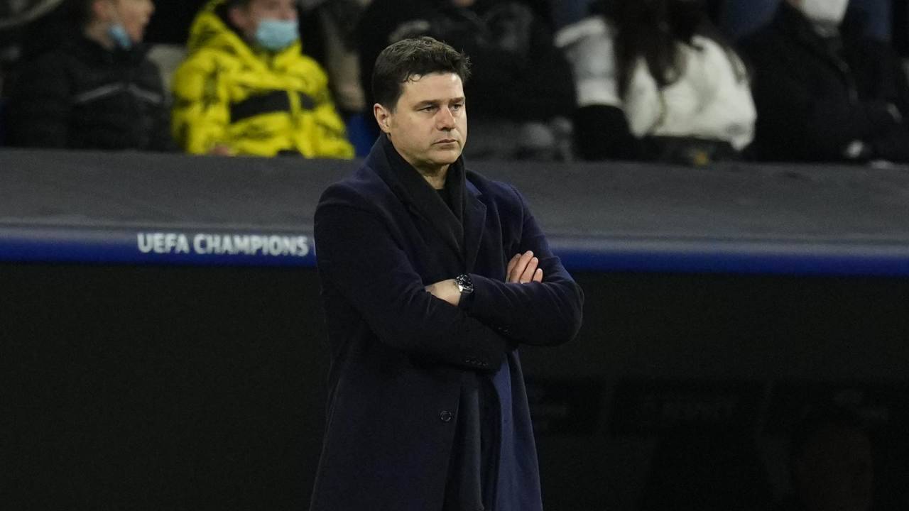 Pochettino con le braccia incrociate PSG