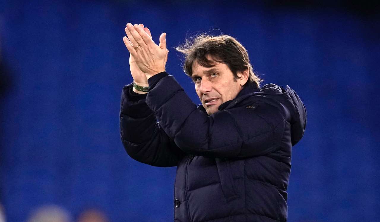 Antonio Conte applaude