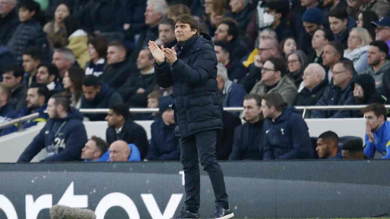 Conte batte le mani a bordocampo Tottenham