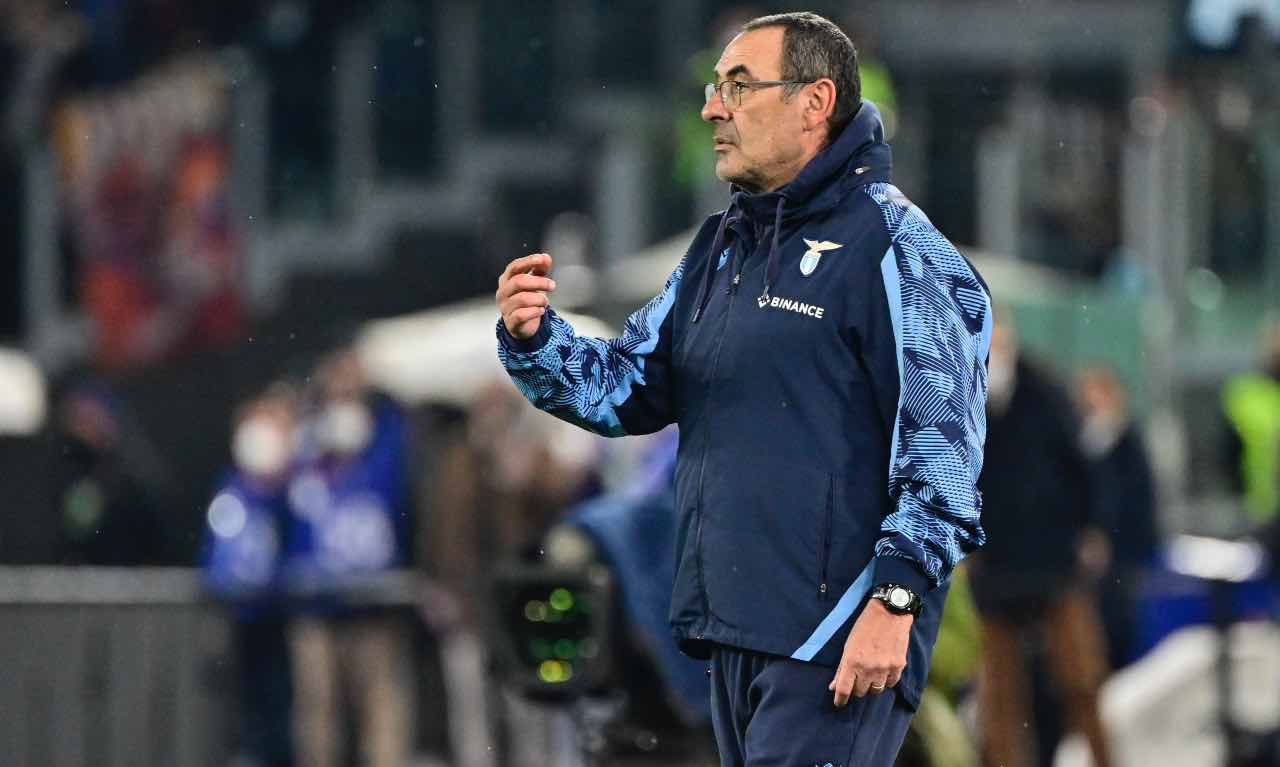 Sarri dà indicazioni alla squadra dal campo