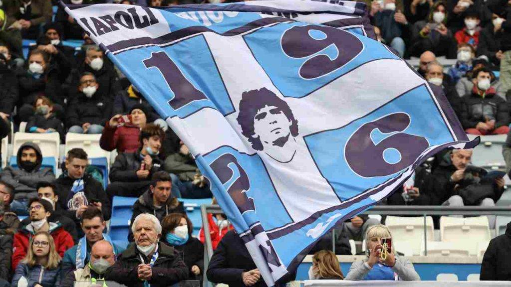 tifosi napoletani maradona bandiera spalti tribuna curva