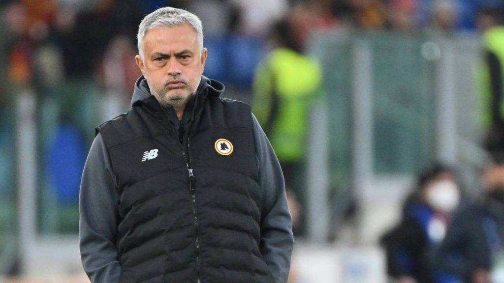 Josè Mourinho pensieroso