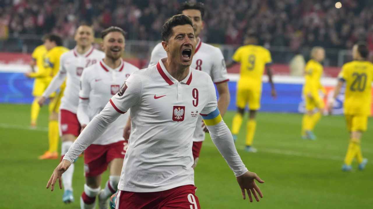 Lewandowski esulta dopo il gol