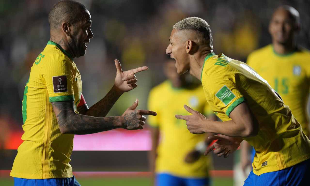 Dani Alves e Richarlison esultano col Brasile