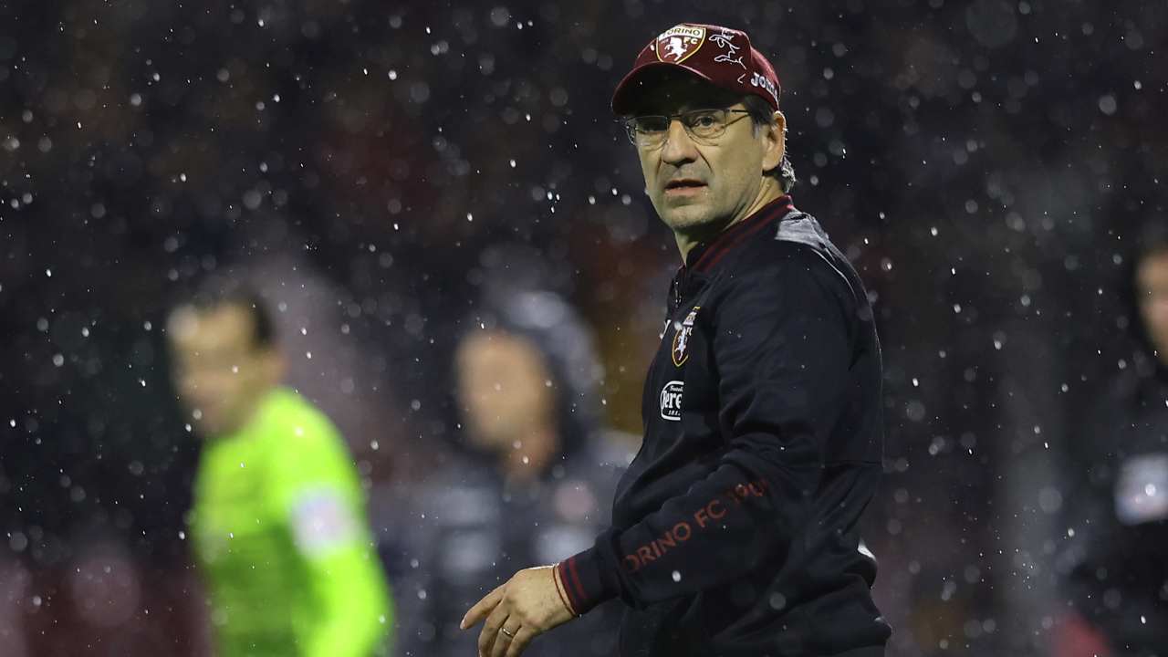 Juric osserva sotto la pioggia Torino