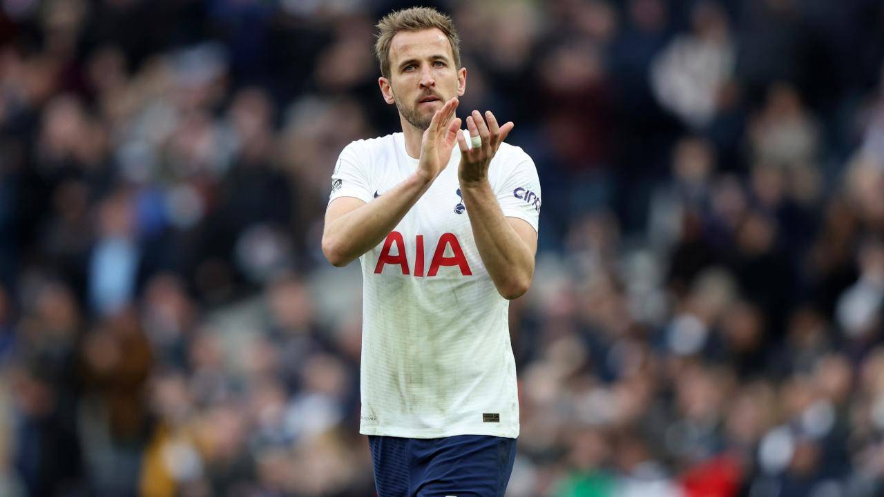 Harry Kane applaude