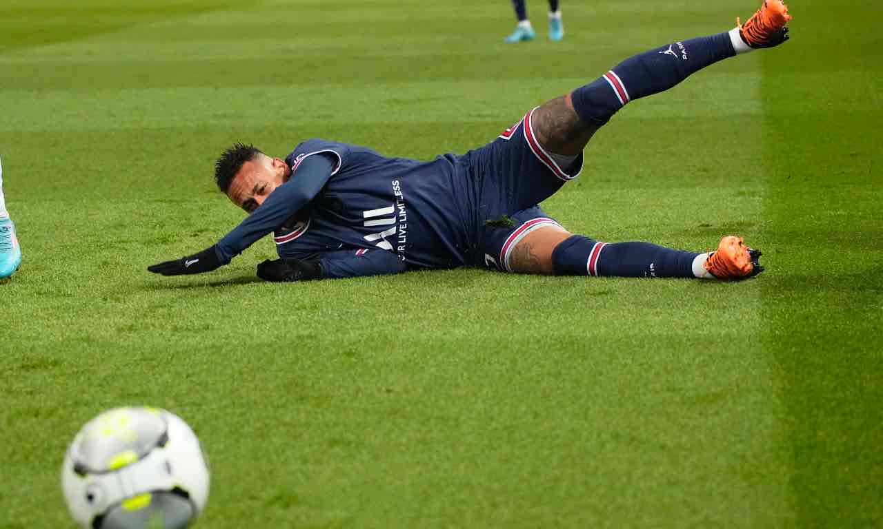 Neymar cade al suolo