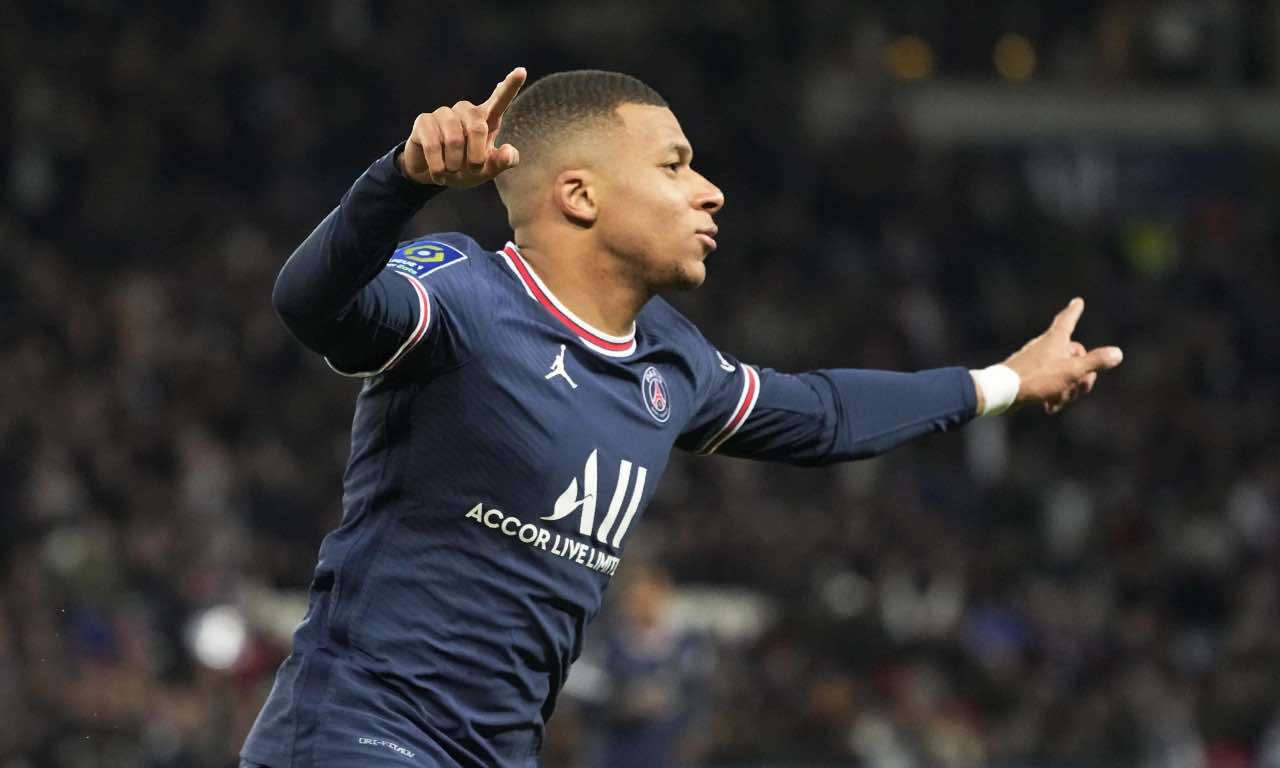 Kylian Mbappé esulta dopo un gol