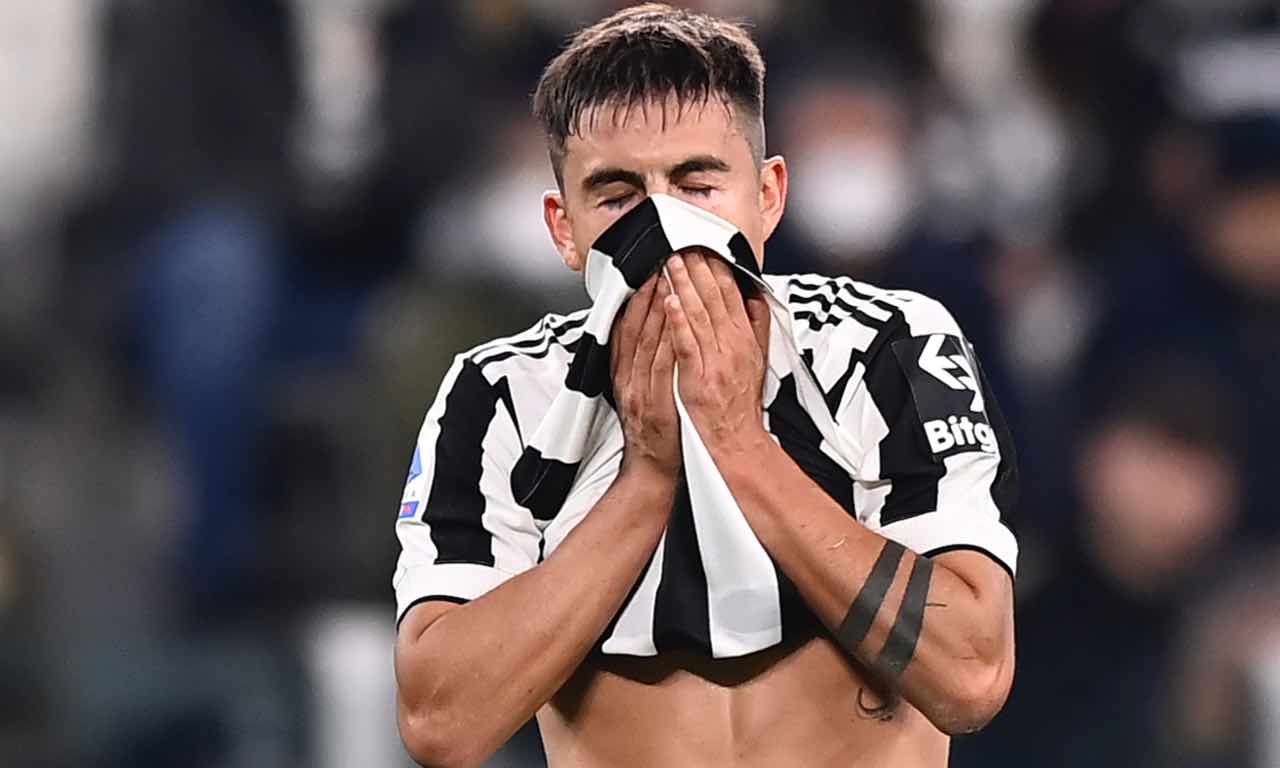 Paulo Dybala si dispera per un gol sbagliato