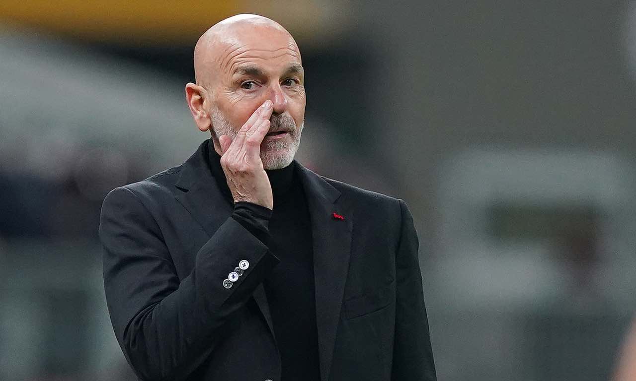 Stefano Pioli dà indicazioni ai suoi