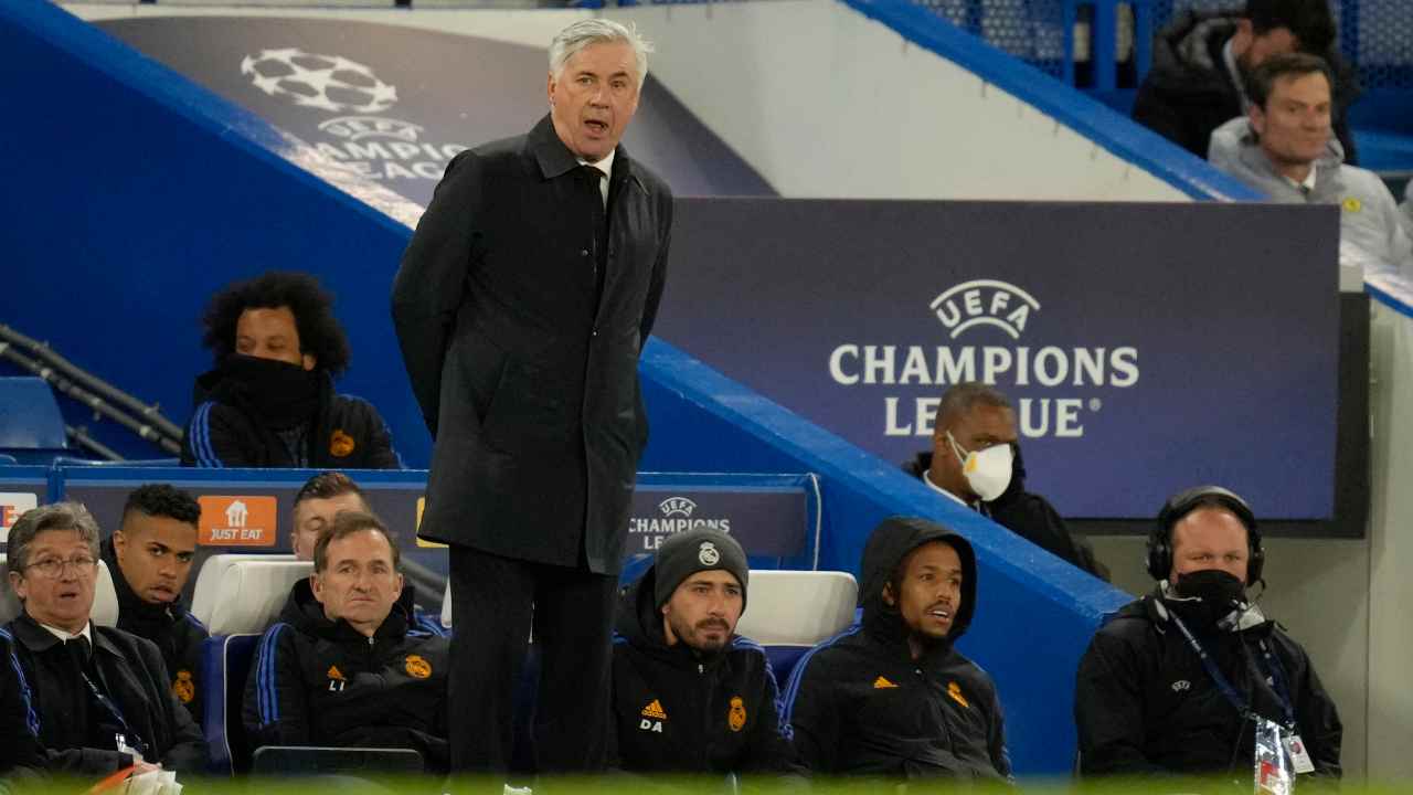 Ancelotti sorpreso davanti alla panchina Real Madrid