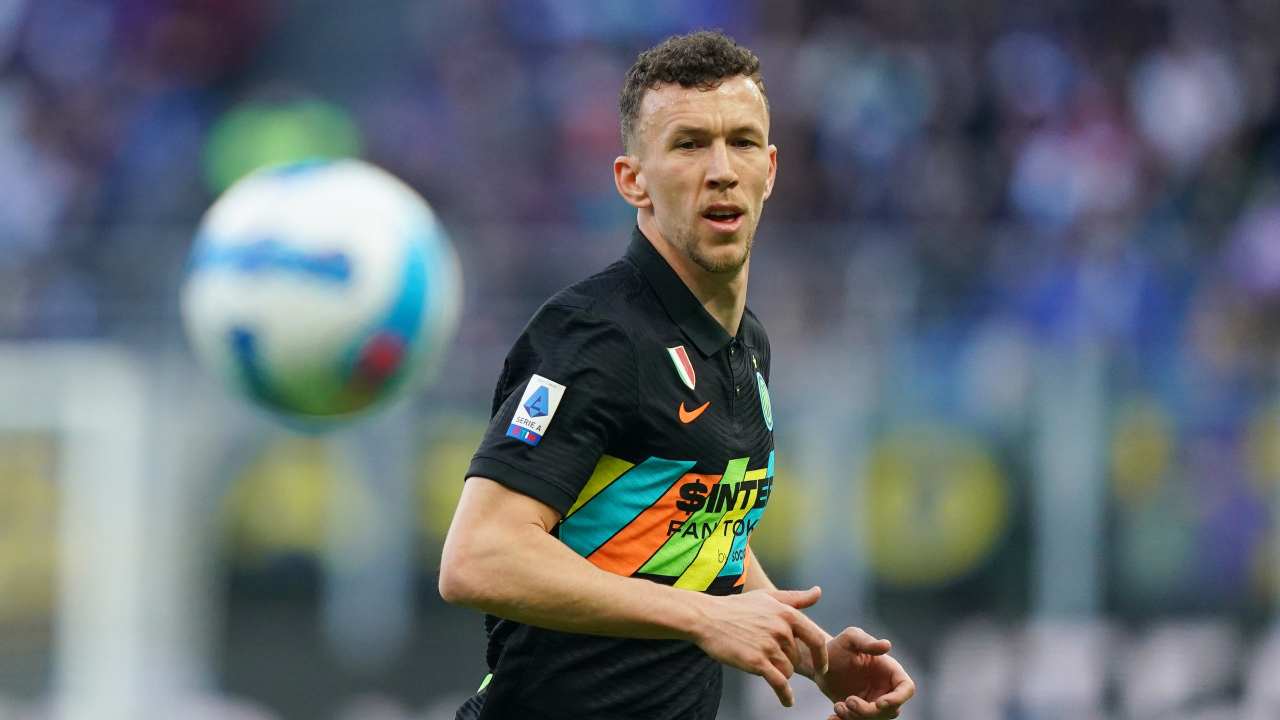 Perisic guarda verso il pallone Inter