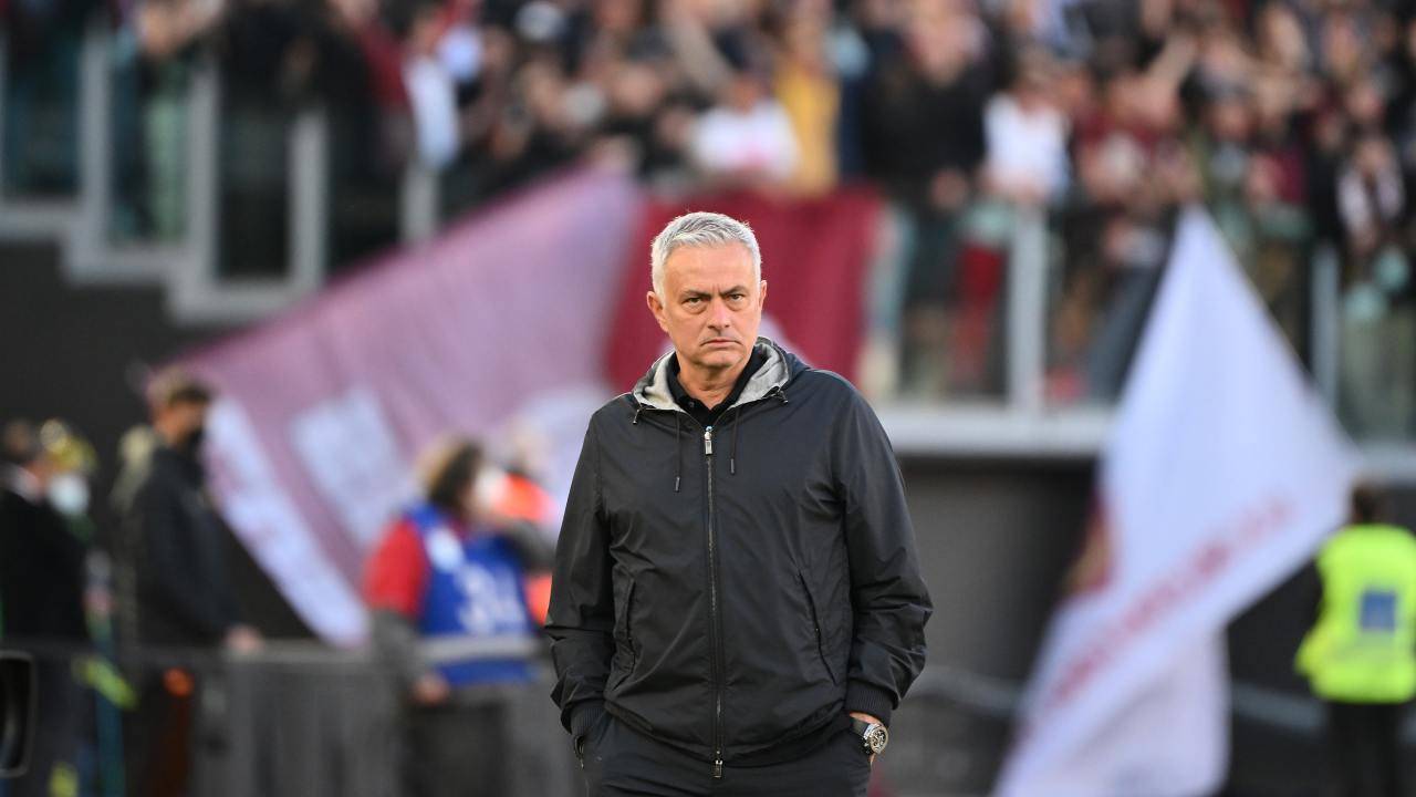 Josè Mourinho pensieroso