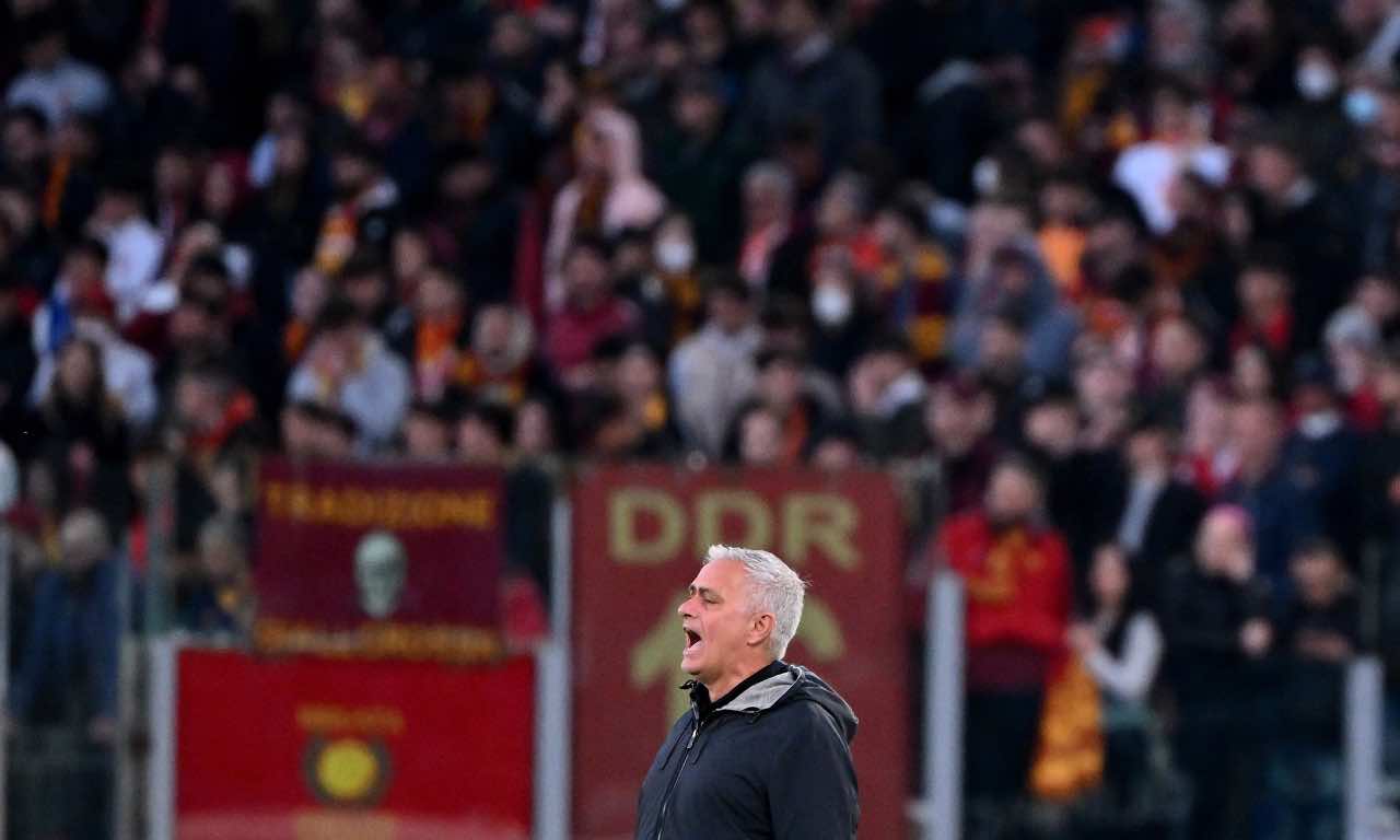 Mourinho grida in direzione della sua squadra