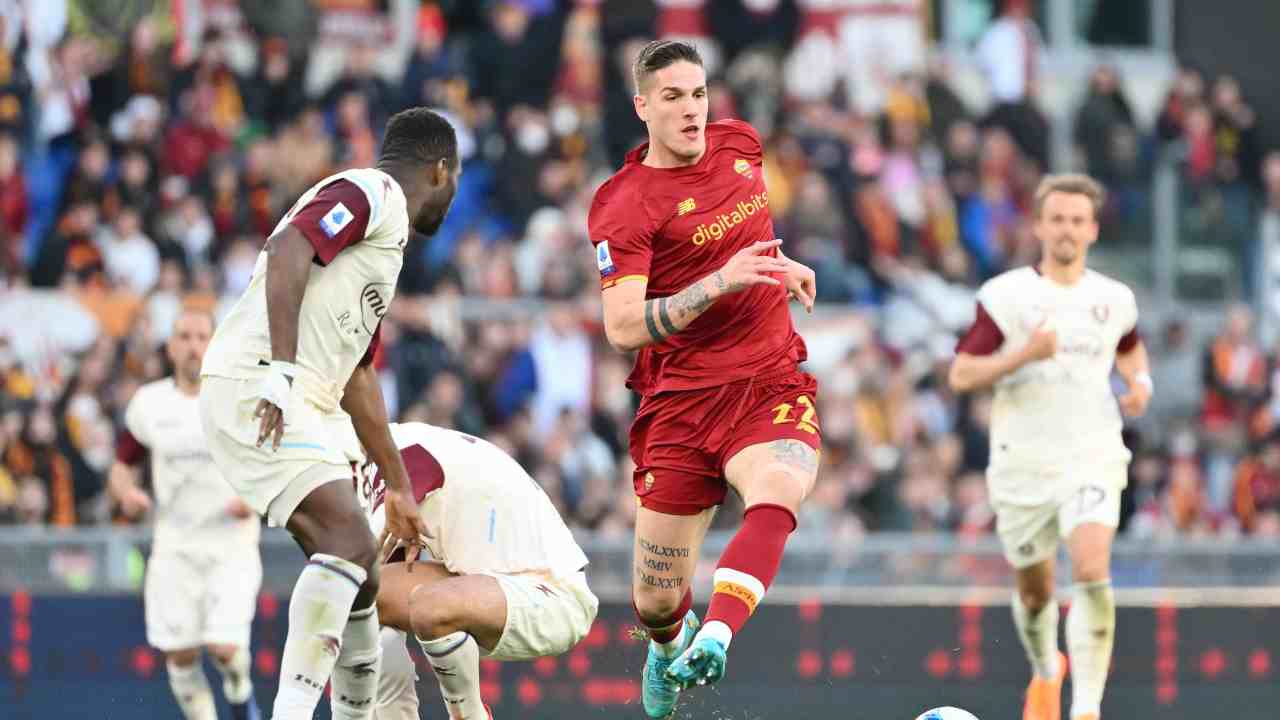 Zaniolo corre verso il pallone Roma