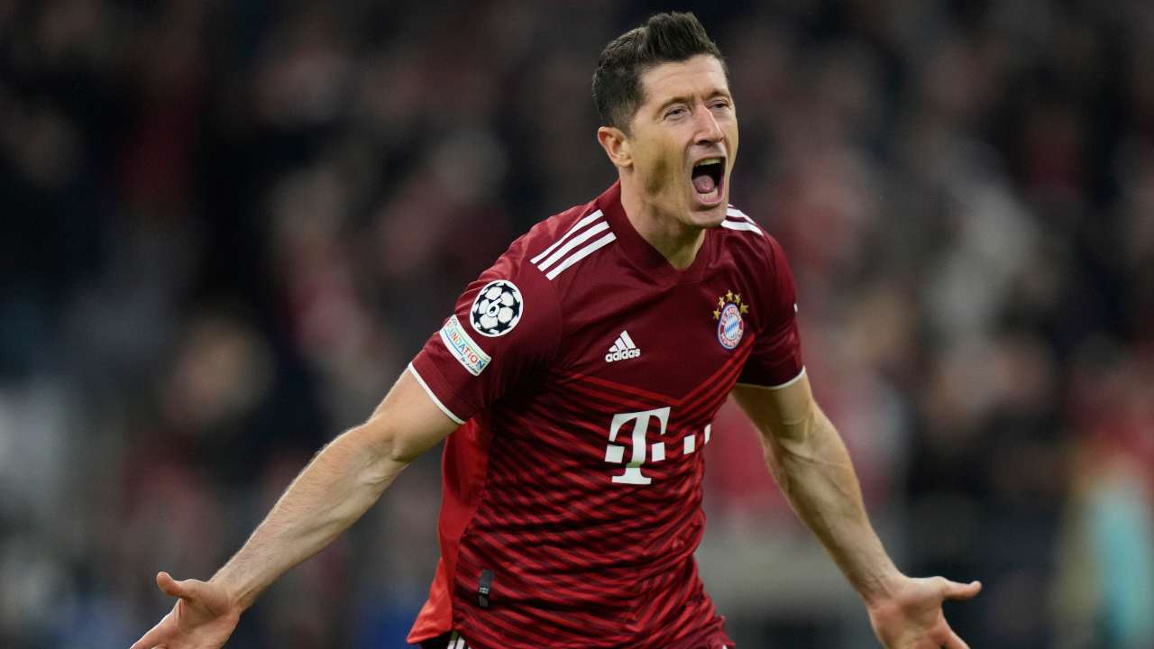 Lewandowski segna ed esulta dopo il gol