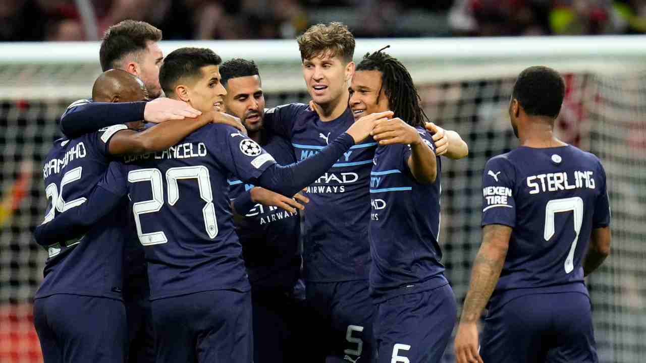 Giocatori Manchester City si abbracciano