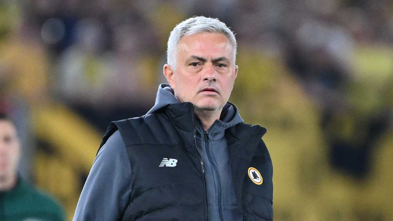 Mourinho sorpreso a bordocampo Roma